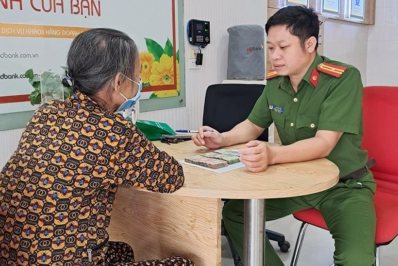 Vừa chuyển khoản thành công 16 triệu đồng cho con gái, người phụ nữ U70 liền báo công an- Ảnh 1.