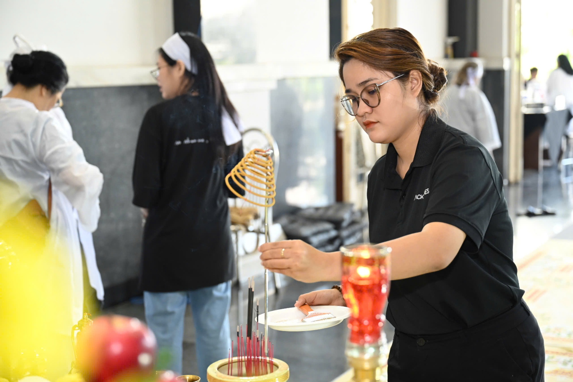 Khoảnh khắc ám ảnh của cô gái làm nghề tang lễ: Trang điểm cho học sinh lớp 6 và chiếc khăn quàng đỏ cuối cùng- Ảnh 5.