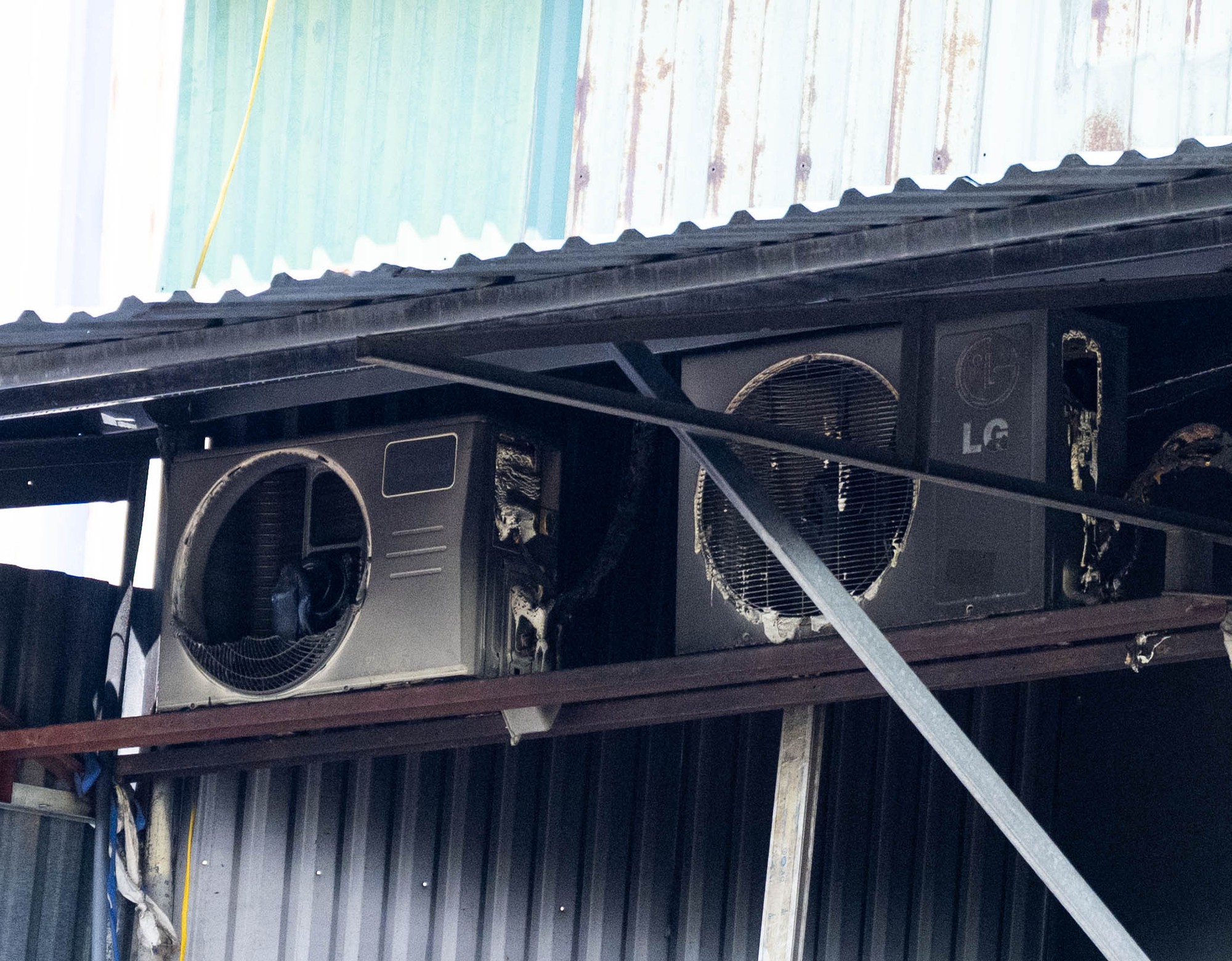 Cảnh tượng thương tâm bên trong căn nhà xảy ra vụ cháy khiến cả gia đình 4 người tử vong ở Hà Nội- Ảnh 7.