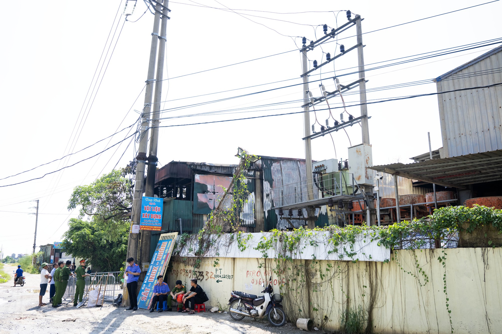 Cảnh tượng thương tâm bên trong căn nhà xảy ra vụ cháy khiến cả gia đình 4 người tử vong ở Hà Nội- Ảnh 8.