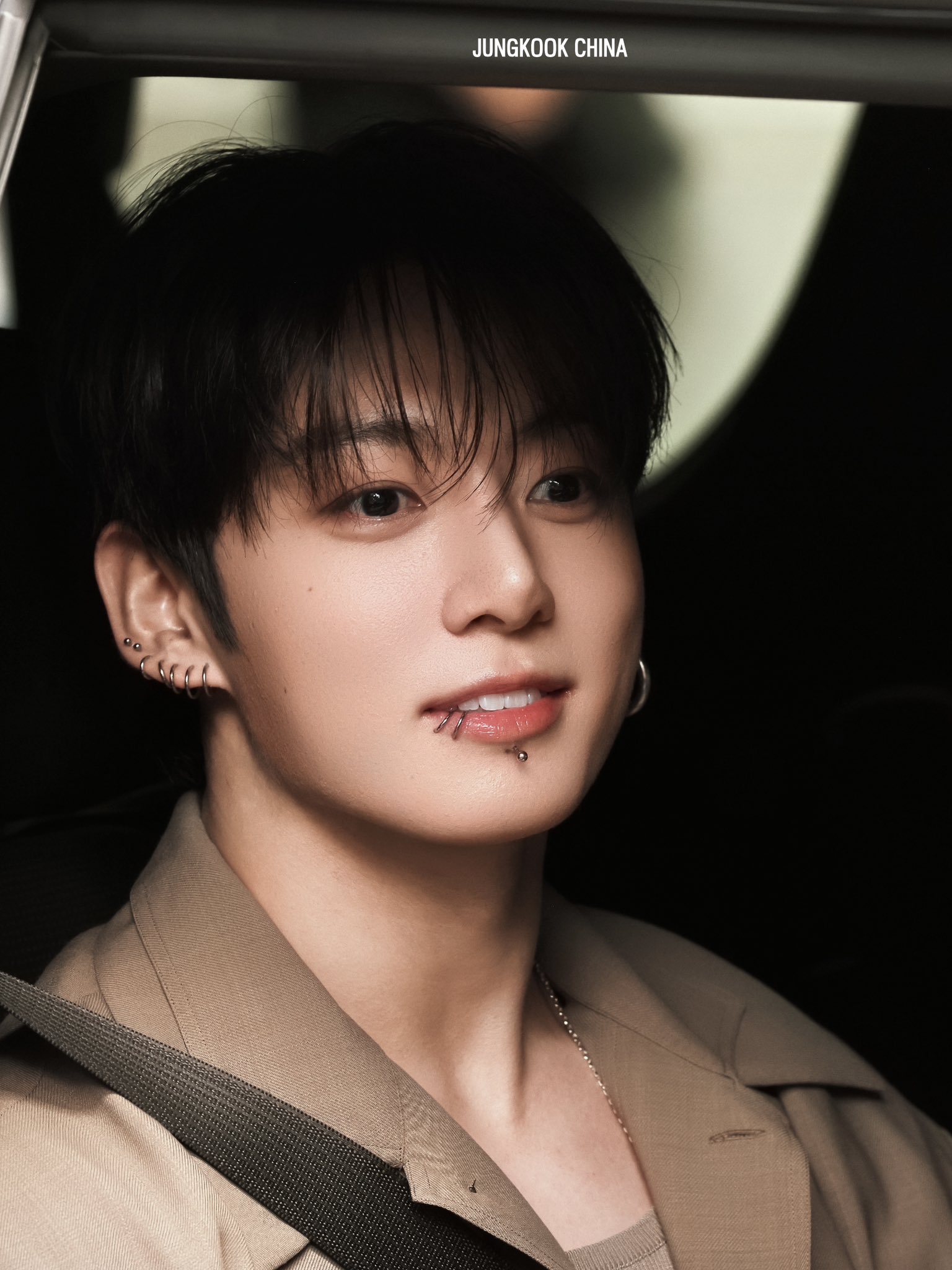 Jungkook để lộ sụn mũi khi dự show thời trang?- Ảnh 1.