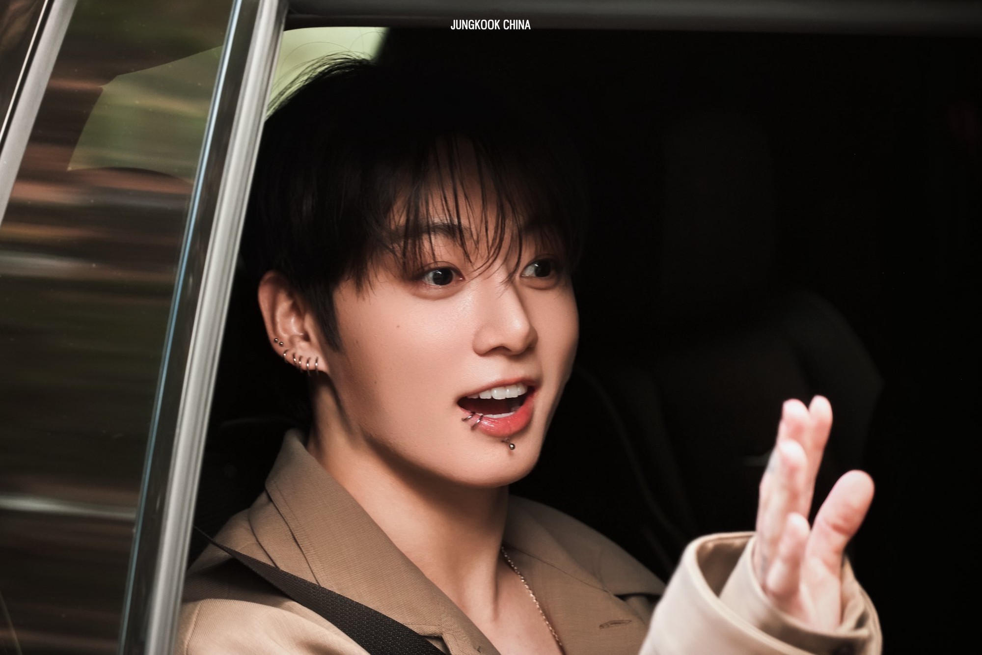 Jungkook để lộ sụn mũi khi dự show thời trang?- Ảnh 3.