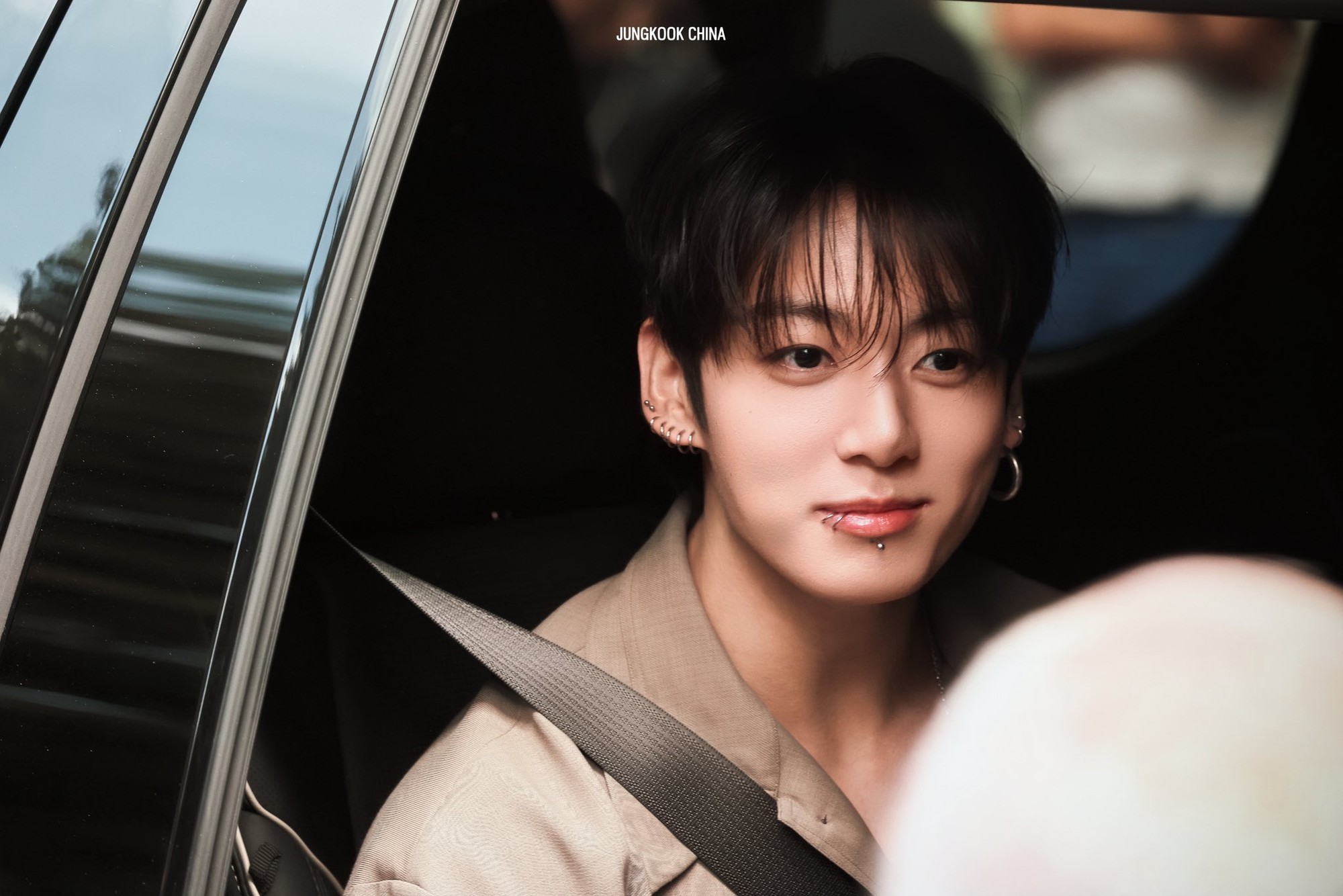 Jungkook để lộ sụn mũi khi dự show thời trang?- Ảnh 2.