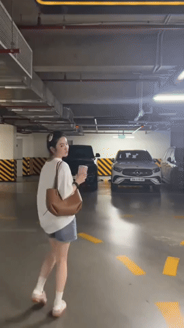 Vợ chồng Quang Hải - Chu Thanh Huyền tình tứ trước xế hộp bạc tỷ, chàng cầu thủ cực ga-lăng với vợ- Ảnh 2.
