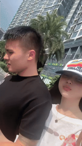 Vợ chồng Quang Hải - Chu Thanh Huyền tình tứ trước xế hộp bạc tỷ, chàng cầu thủ cực ga-lăng với vợ- Ảnh 1.