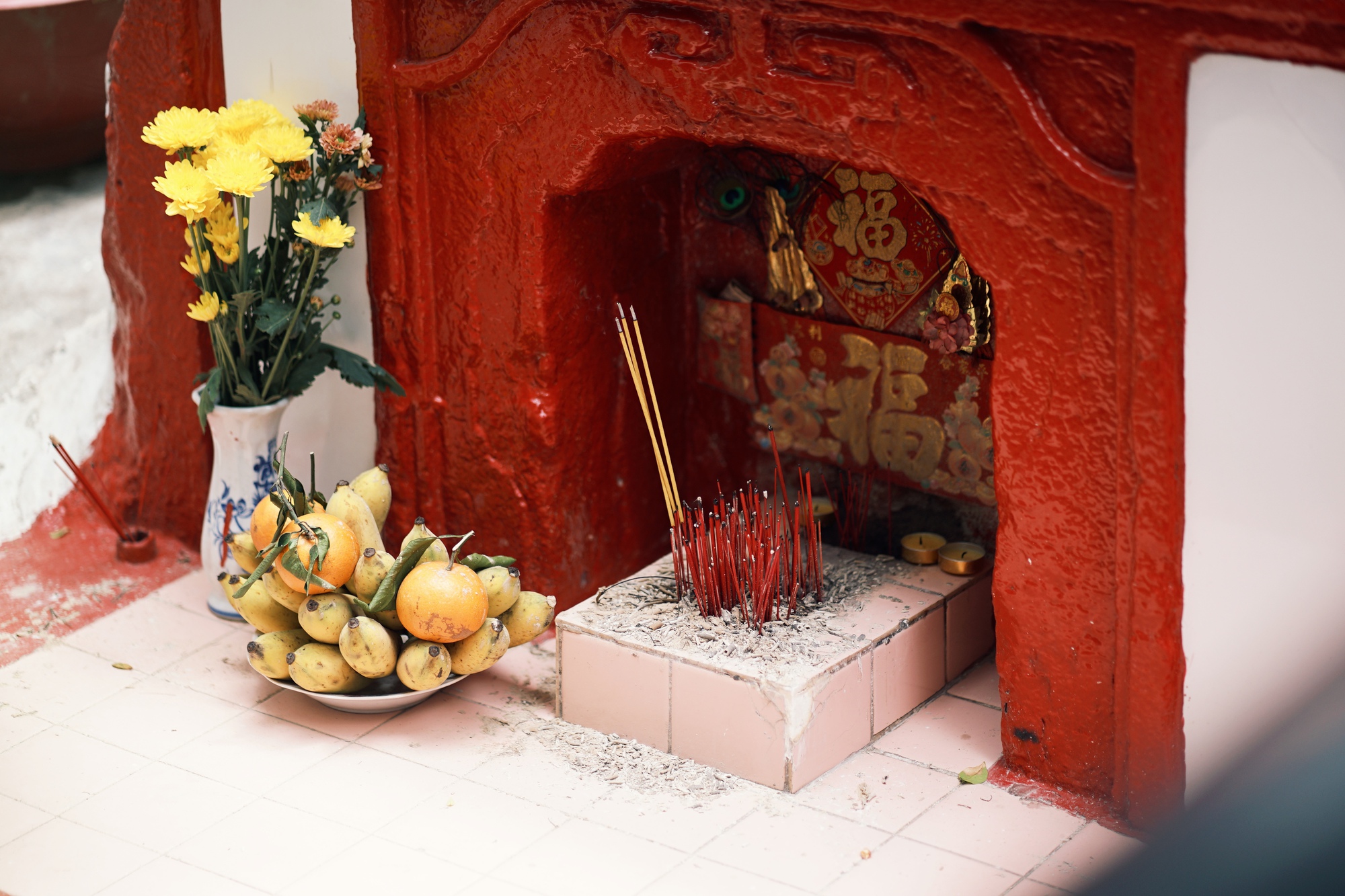 Bí ẩn ngôi mộ trắng hơn một thế kỷ giữa lòng Chợ Lớn, lúc nào cũng nhang khói nghi ngút- Ảnh 3.