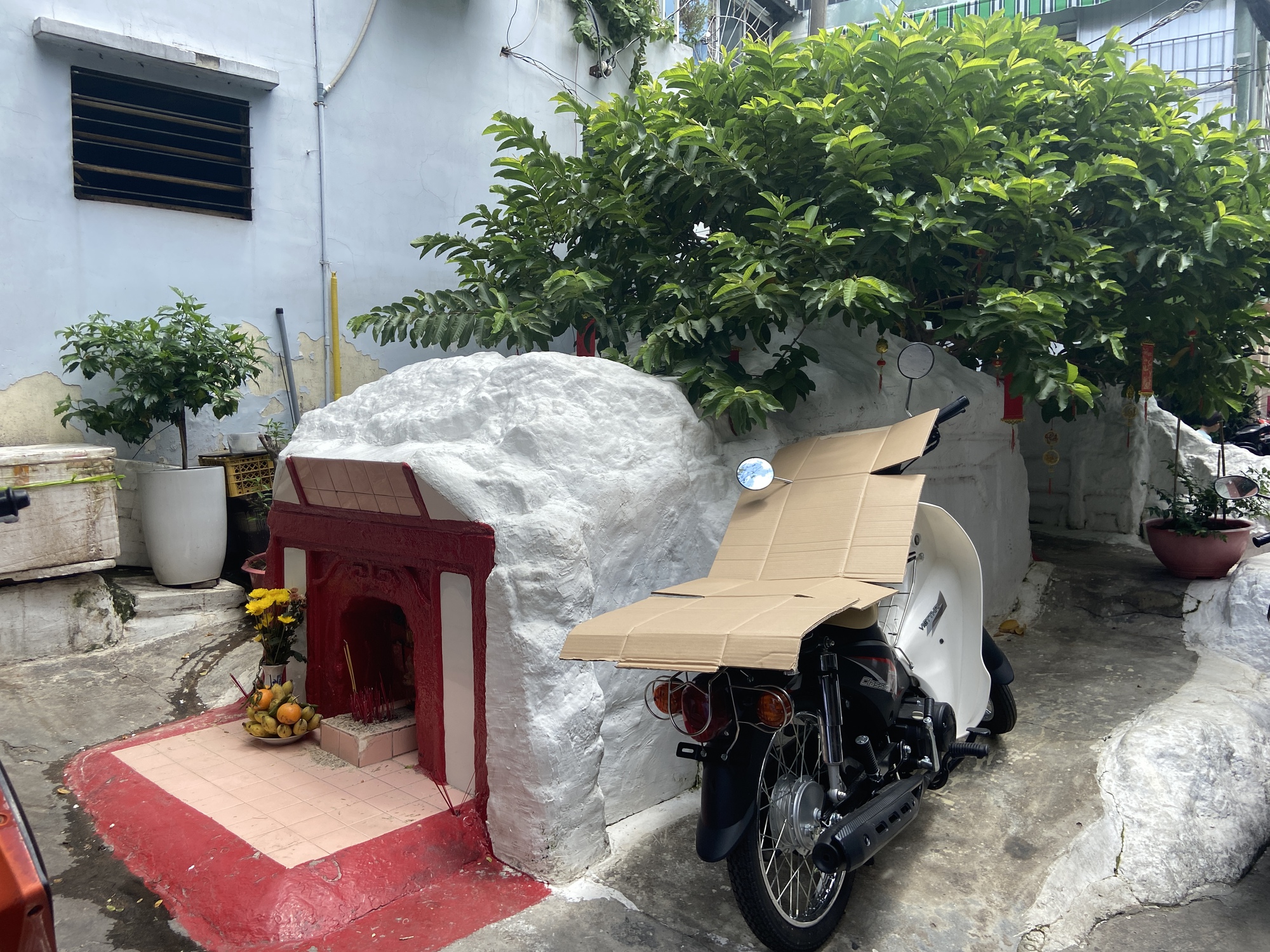 Bí ẩn ngôi mộ trắng hơn một thế kỷ giữa lòng Chợ Lớn, lúc nào cũng nhang khói nghi ngút- Ảnh 2.