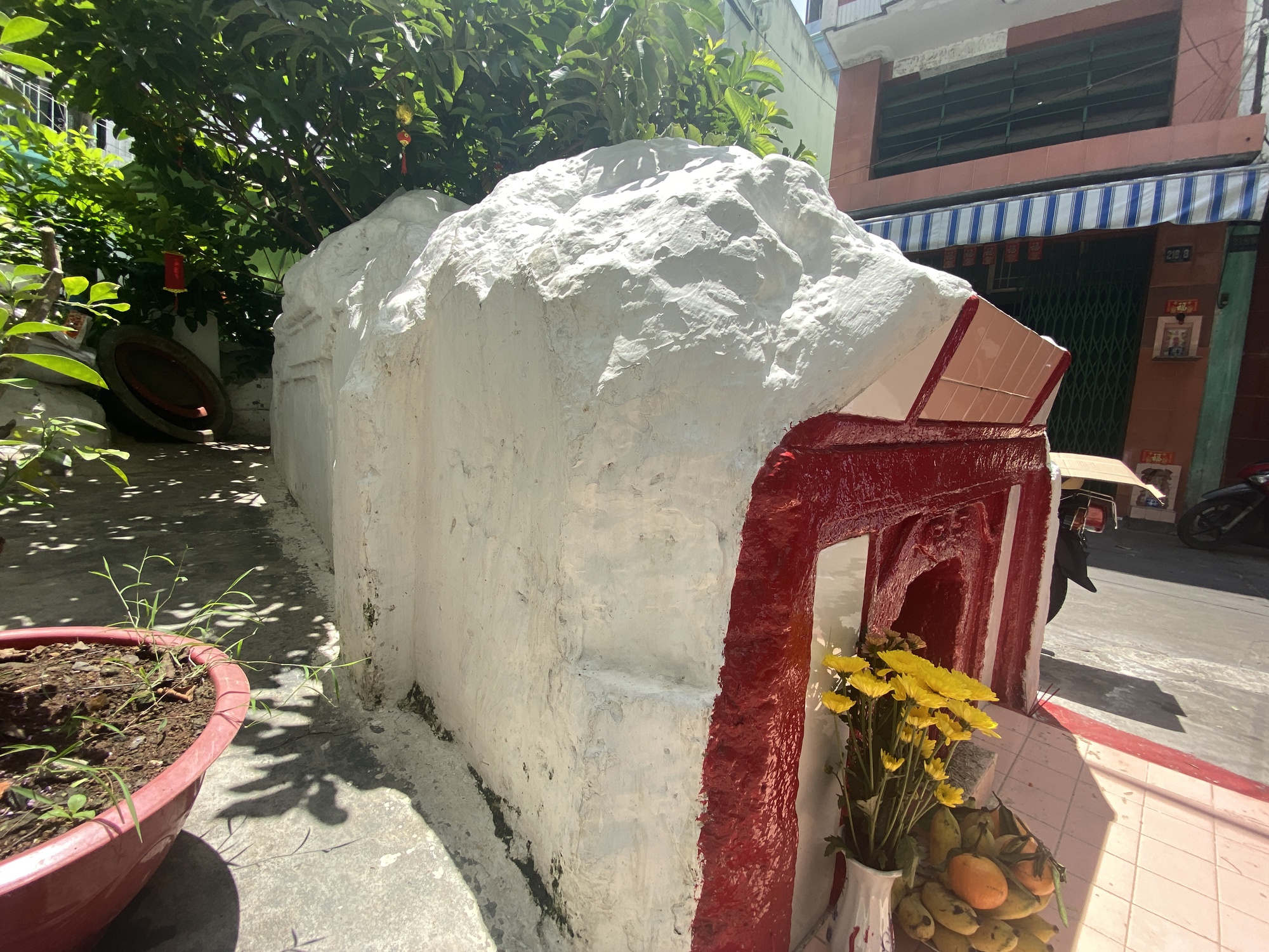 Bí ẩn ngôi mộ trắng hơn một thế kỷ giữa lòng Chợ Lớn, lúc nào cũng nhang khói nghi ngút- Ảnh 1.