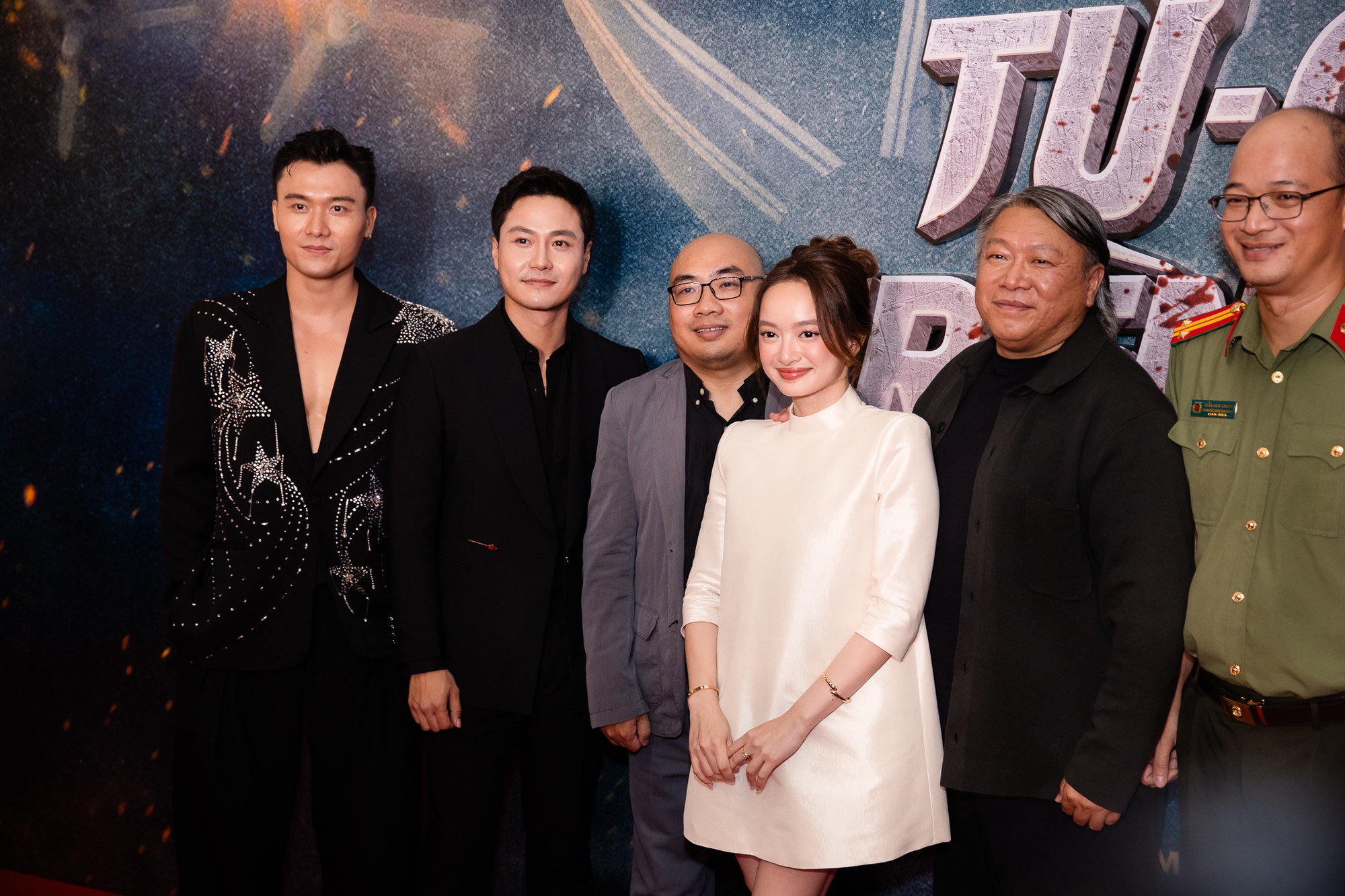 Siêu thảm đỏ hot nhất hôm nay: Minh Hằng - Lý Nhã Kỳ đọ sắc nét căng, dàn sao Mưa Đỏ visual cháy khét mọi khung hình- Ảnh 1.