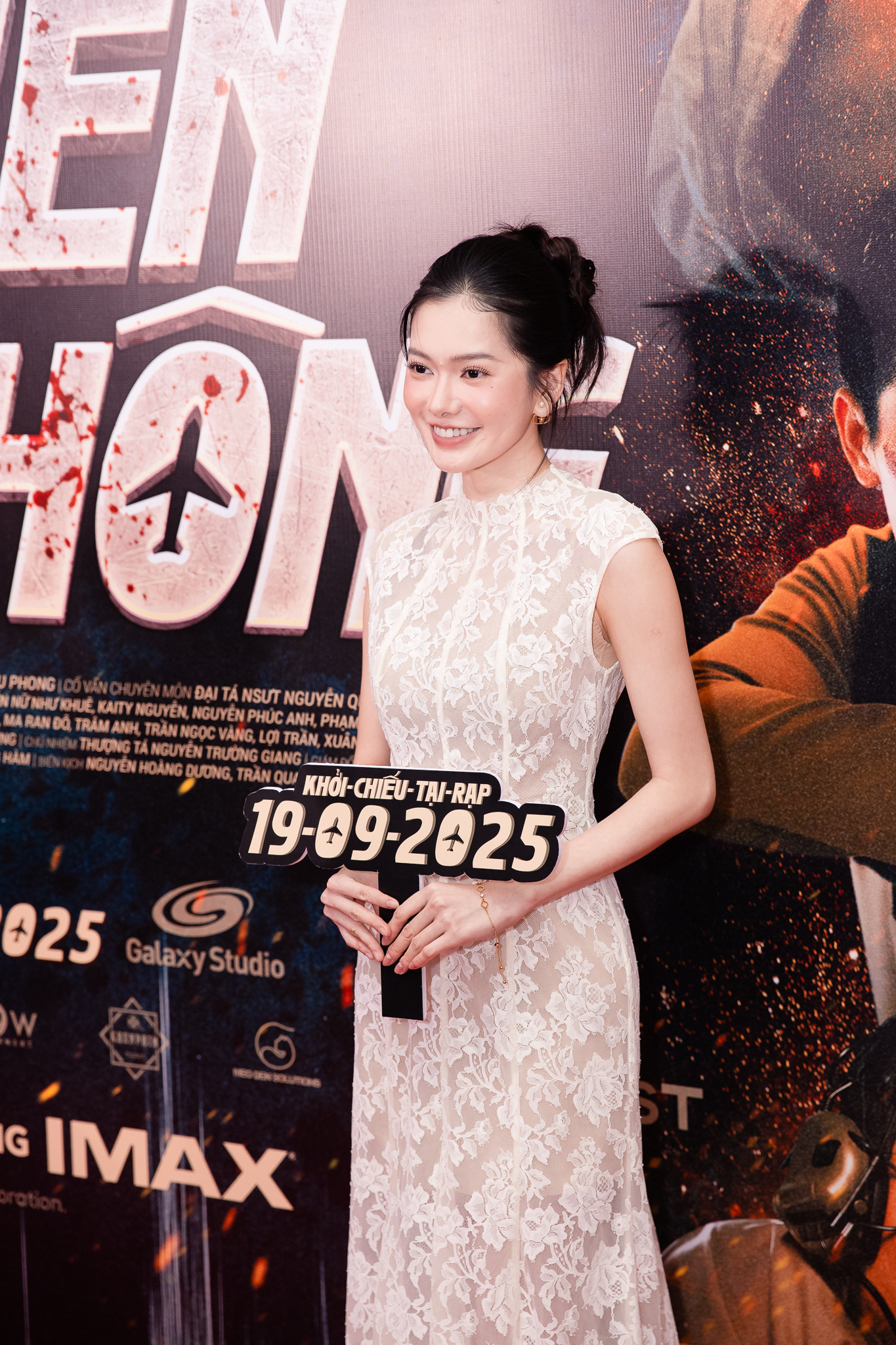 Siêu thảm đỏ hot nhất hôm nay: Minh Hằng - Lý Nhã Kỳ đọ sắc nét căng, dàn sao Mưa Đỏ visual cháy khét mọi khung hình- Ảnh 13.