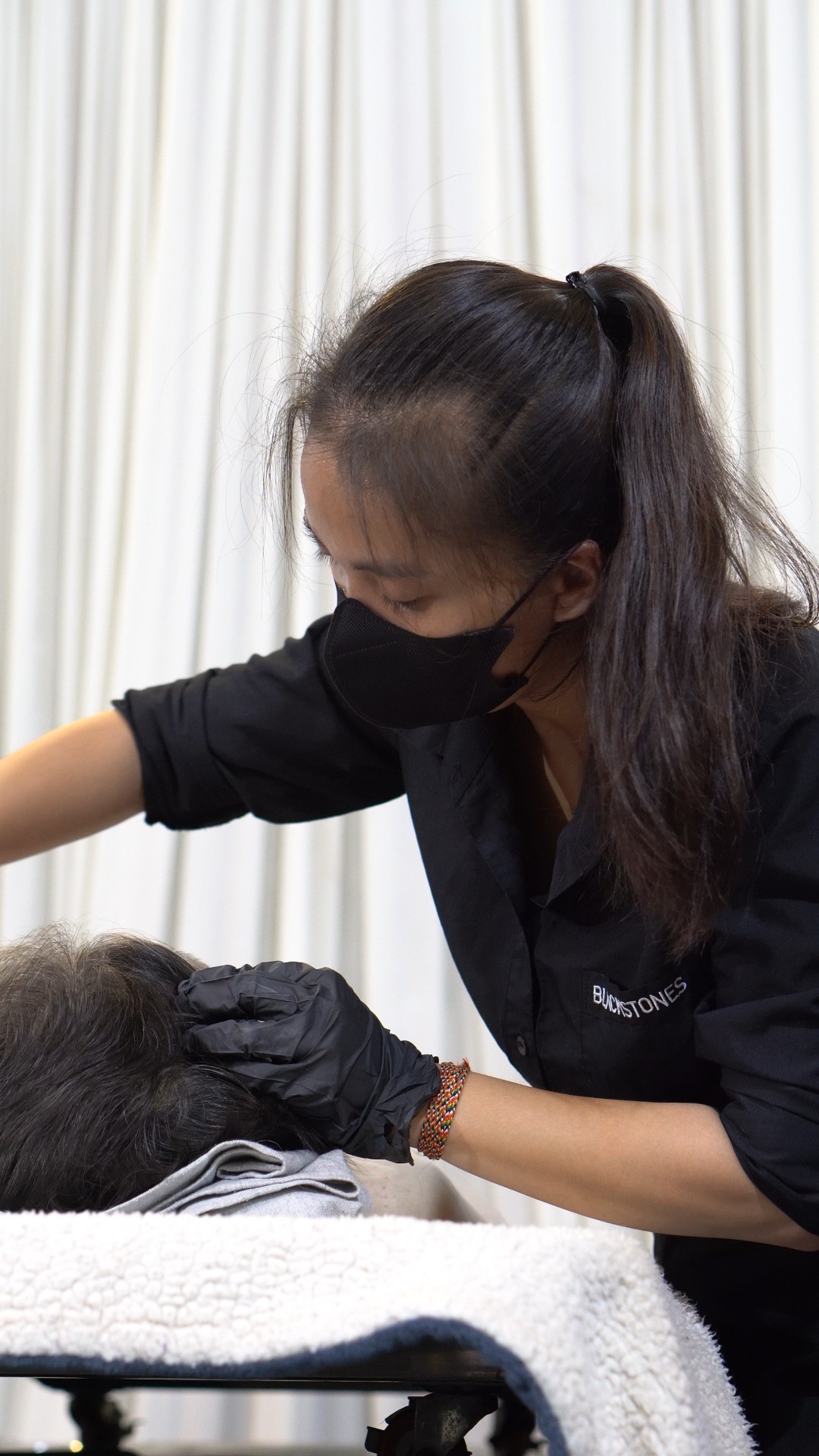 Khoảnh khắc ám ảnh của cô gái làm nghề tang lễ: Trang điểm cho học sinh lớp 6 và chiếc khăn quàng đỏ cuối cùng- Ảnh 1.