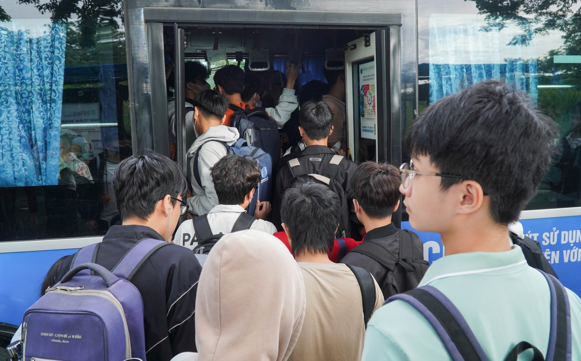 Cận cảnh "khát" xe buýt của sinh viên ký túc xá khu B - ĐHQG TP HCM mỗi sáng- Ảnh 1.