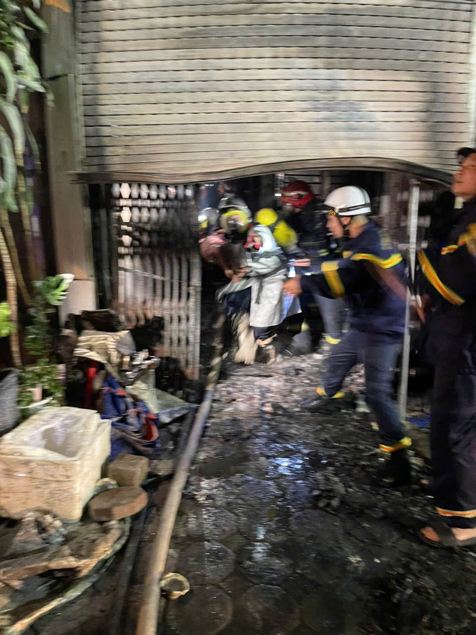 Hà Nội: Cảnh sát phá cửa, cứu 3 mẹ con mắc kẹt trong ngôi nhà đang cháy- Ảnh 1.