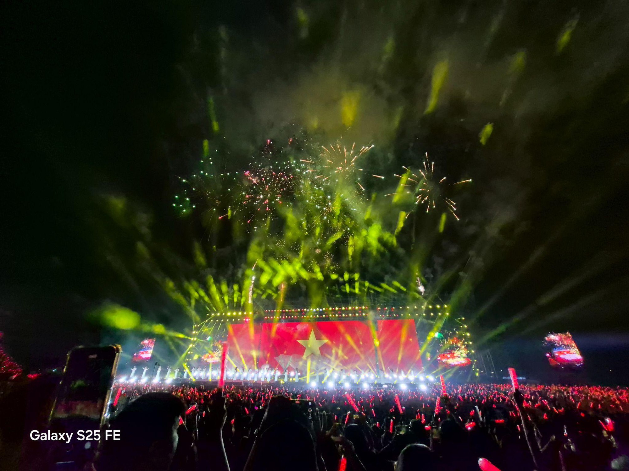Mang Galaxy S25 FE đi concert Em Xinh Say Hi: Xinh iu xa mấy cũng hóa gần ngay trước mắt- Ảnh 1.