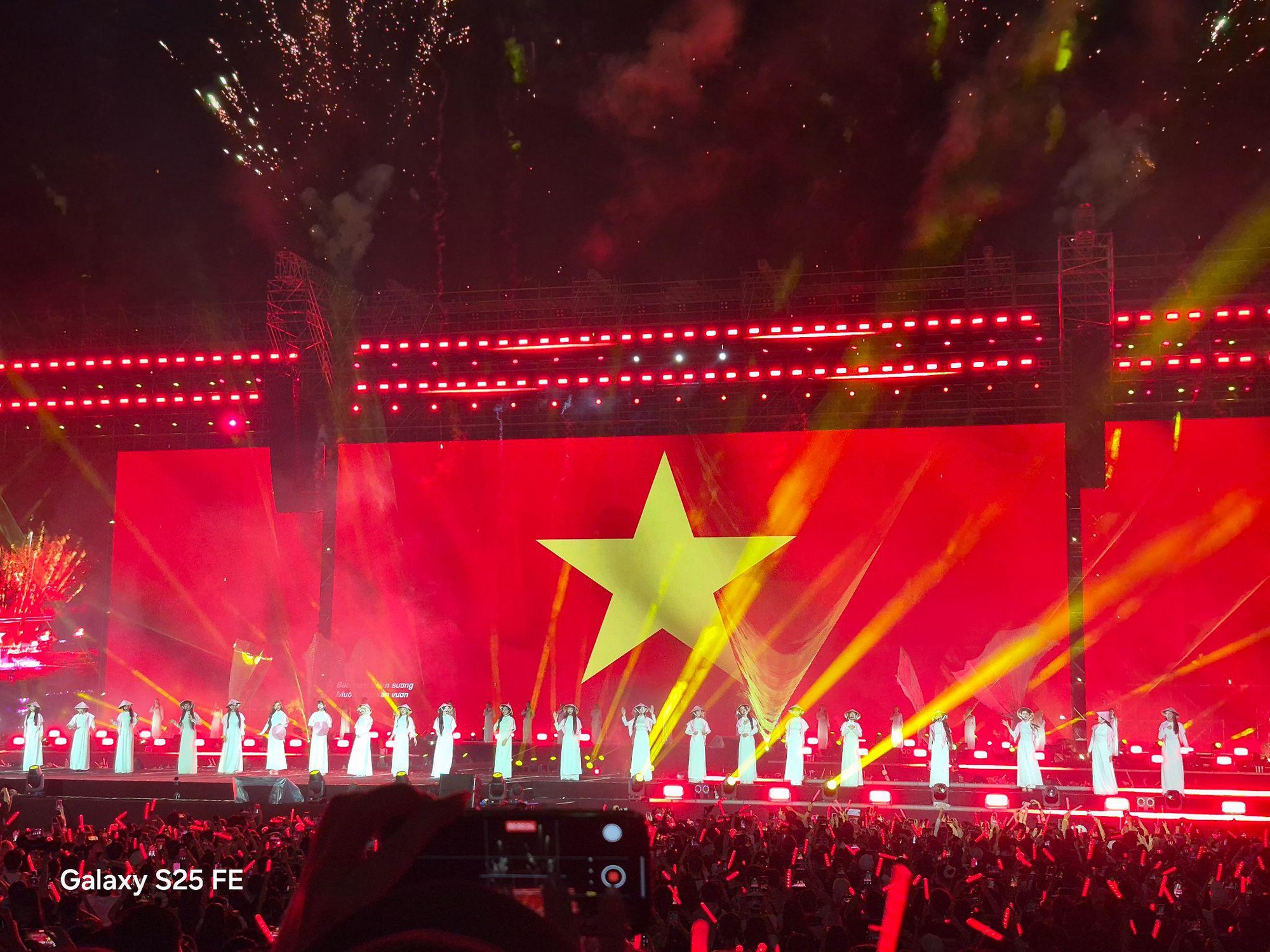 Mang Galaxy S25 FE đi concert Em Xinh Say Hi: Xinh iu xa mấy cũng hóa gần ngay trước mắt- Ảnh 2.