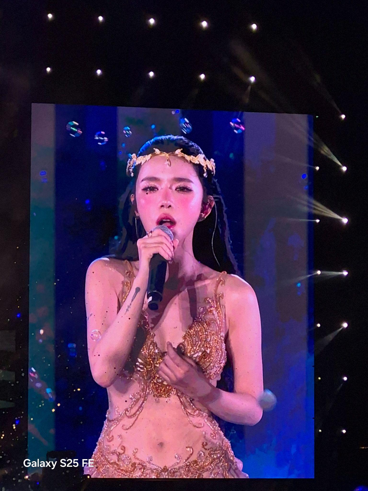 Mang Galaxy S25 FE đi concert Em Xinh Say Hi: Xinh iu xa mấy cũng hóa gần ngay trước mắt- Ảnh 3.
