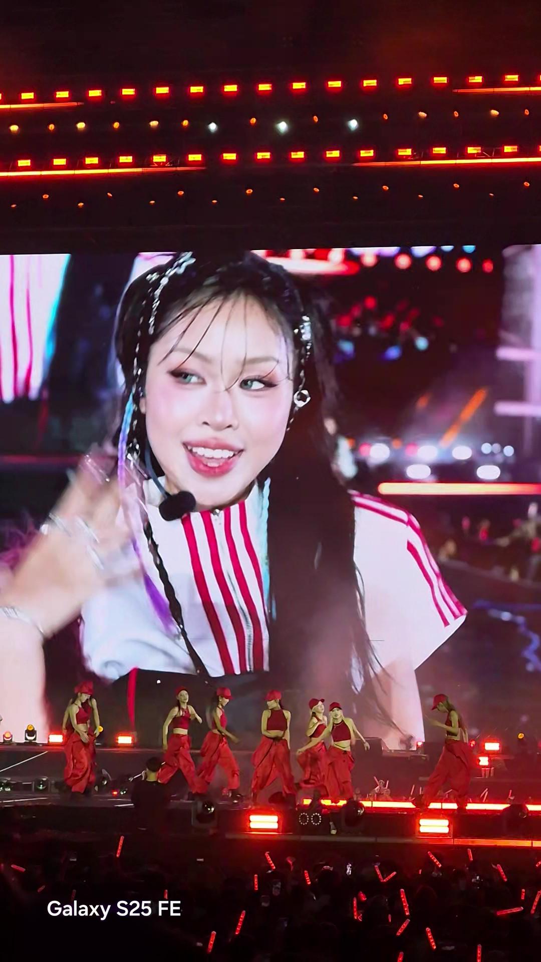 Mang Galaxy S25 FE đi concert Em Xinh Say Hi: Xinh iu xa mấy cũng hóa gần ngay trước mắt- Ảnh 4.