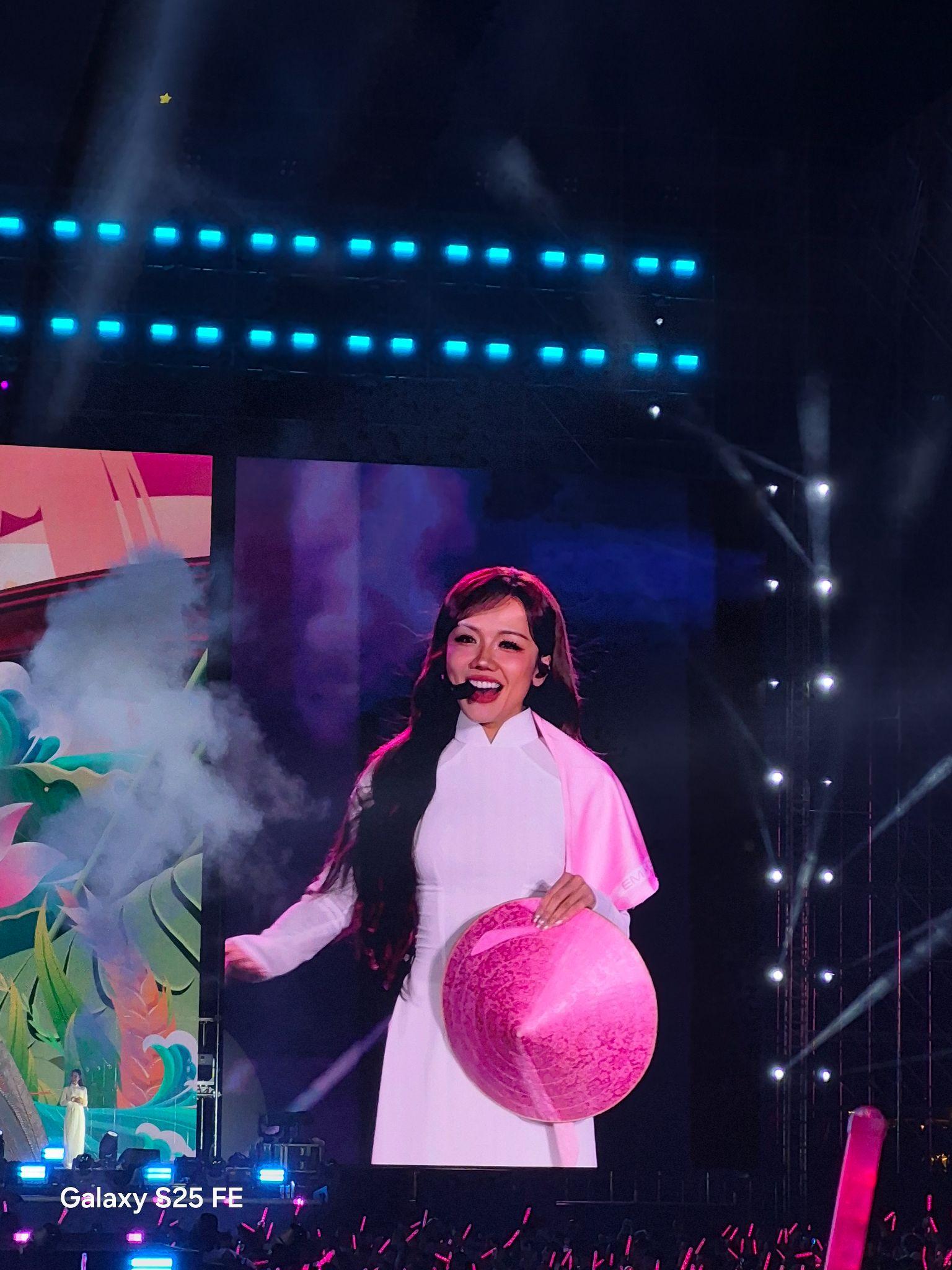 Mang Galaxy S25 FE đi concert Em Xinh Say Hi: Xinh iu xa mấy cũng hóa gần ngay trước mắt- Ảnh 8.