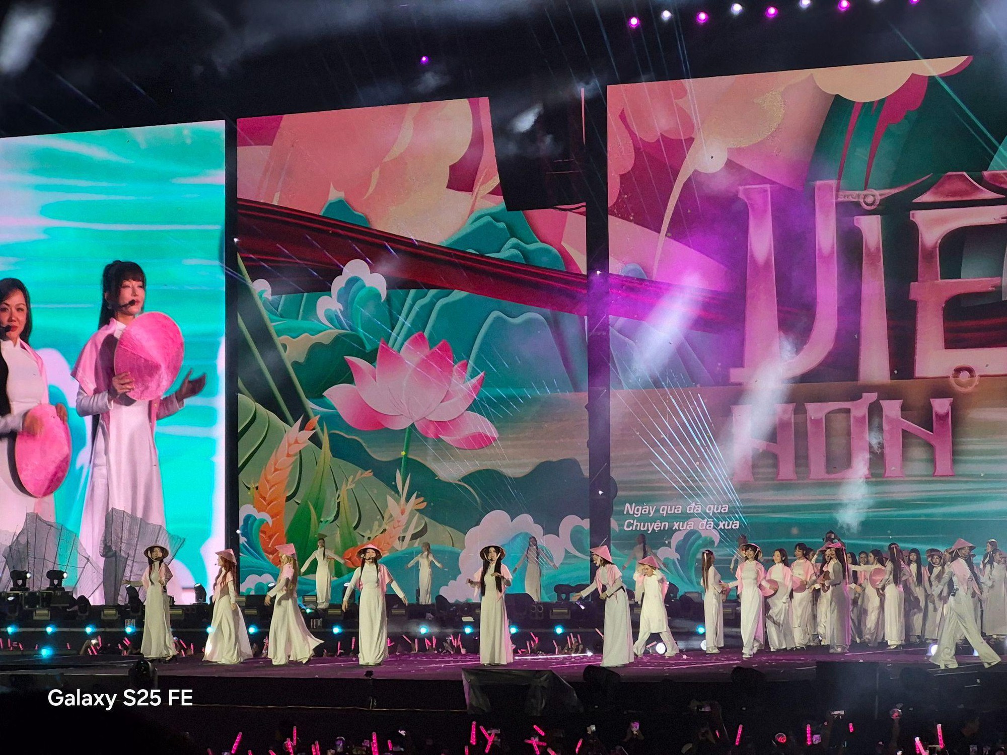 Mang Galaxy S25 FE đi concert Em Xinh Say Hi: Xinh iu xa mấy cũng hóa gần ngay trước mắt- Ảnh 9.