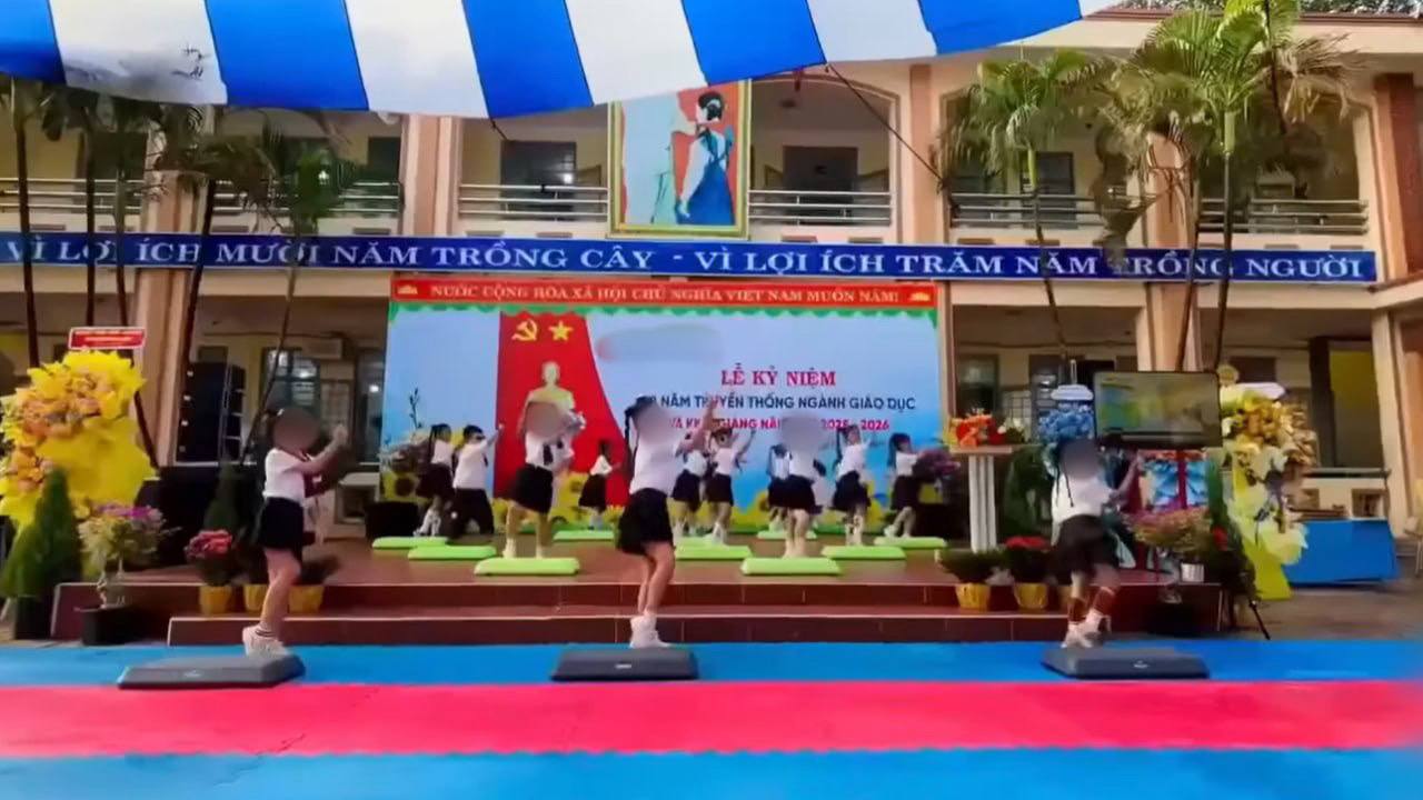 Tranh cãi clip học sinh tiểu học xếp hàng đứng bục, nhảy bắt trend TikTok trong lễ khai giảng- Ảnh 1.