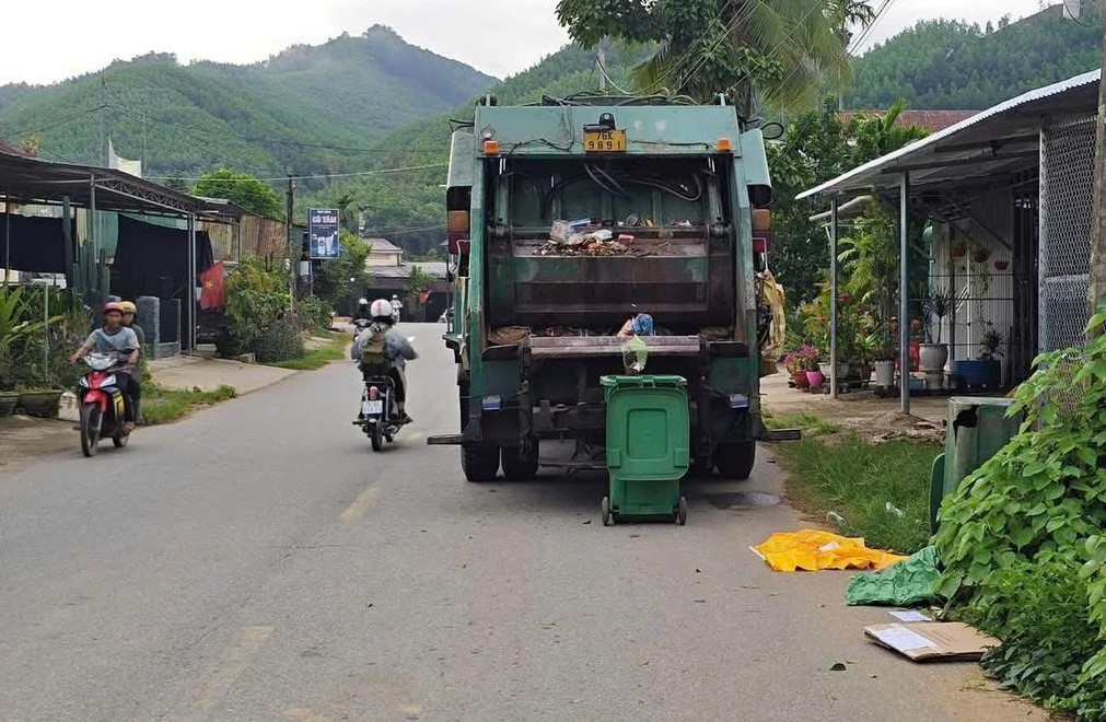 Công nhân môi trường hoảng hồn phát hiện thi thể trẻ sơ sinh trong thùng rác- Ảnh 2.