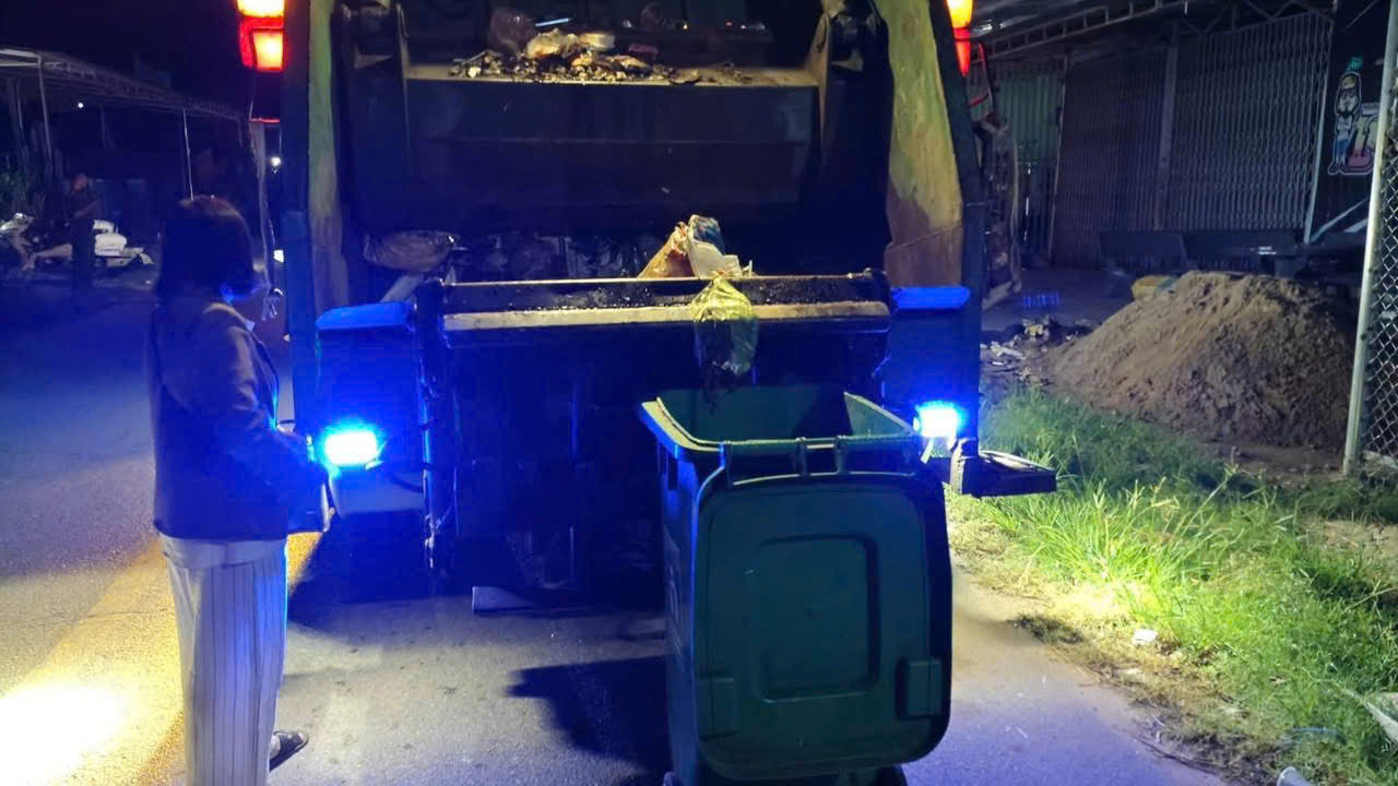 Công nhân môi trường hoảng hồn phát hiện thi thể trẻ sơ sinh trong thùng rác- Ảnh 1.
