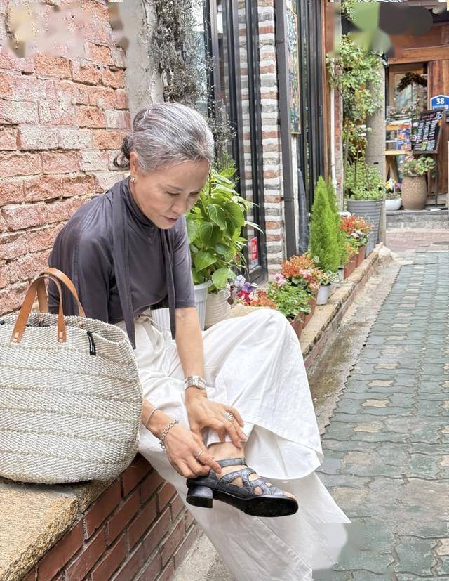 Học bí kíp mặc đẹp từ fashionista 70+ “đỉnh của chóp”: Vừa sang trọng vừa trẻ trung, lại toát ra khí chất quý phái- Ảnh 7.
