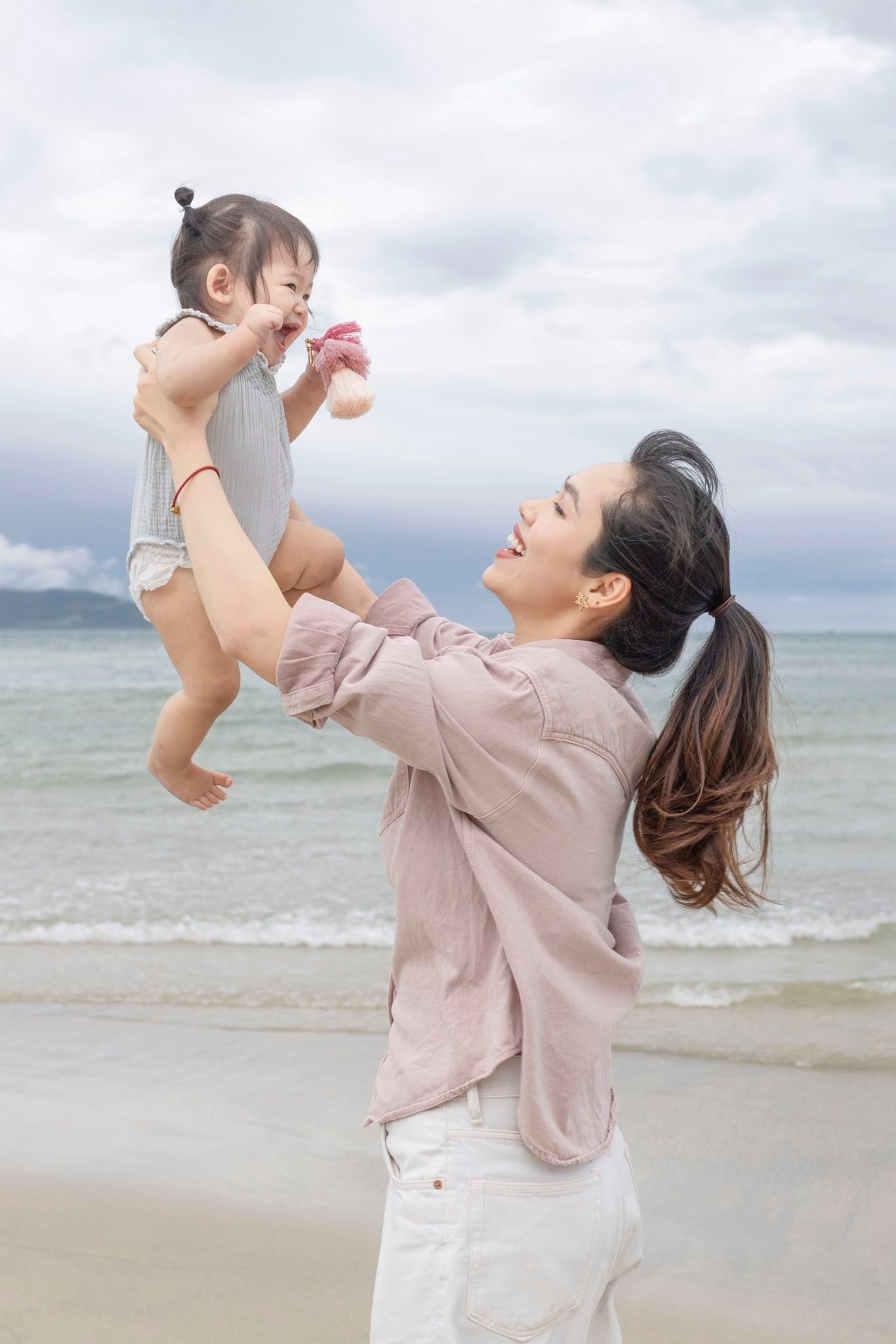 Á hậu Hoàng My đưa con gái về Việt Nam, ái nữ xinh như thiên thần gây sốt mạng- Ảnh 3.