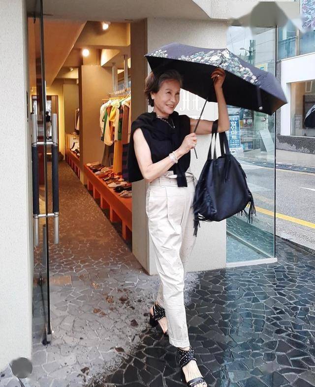 Học bí kíp mặc đẹp từ fashionista 70+ “đỉnh của chóp”: Vừa sang trọng vừa trẻ trung, lại toát ra khí chất quý phái- Ảnh 19.