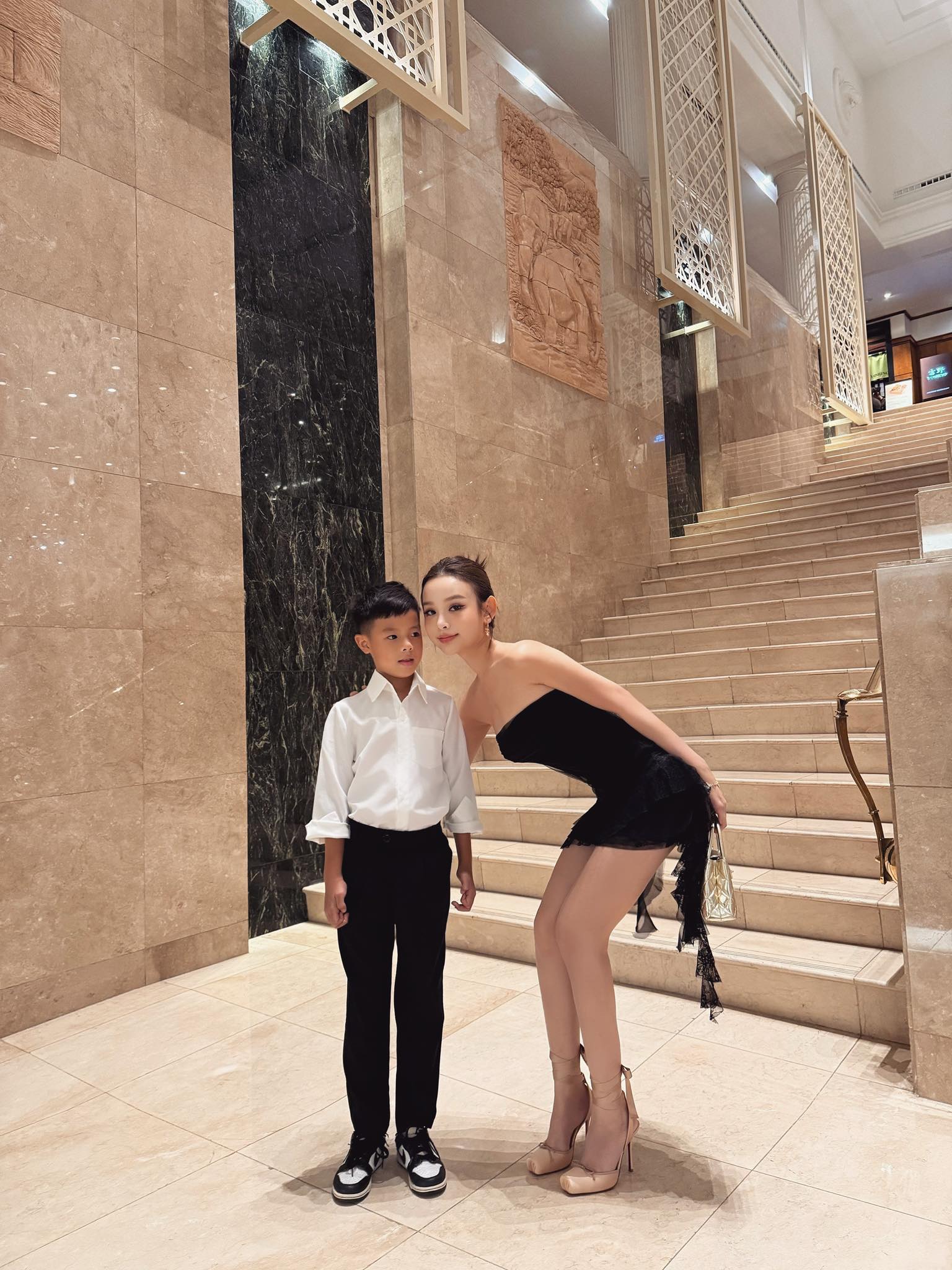 Hot girl Vbiz từ bỏ hào quang, lấy chồng đại gia, sống trong biệt thự trăm tỷ, U40 nhìn như chị gái của con trai- Ảnh 2.