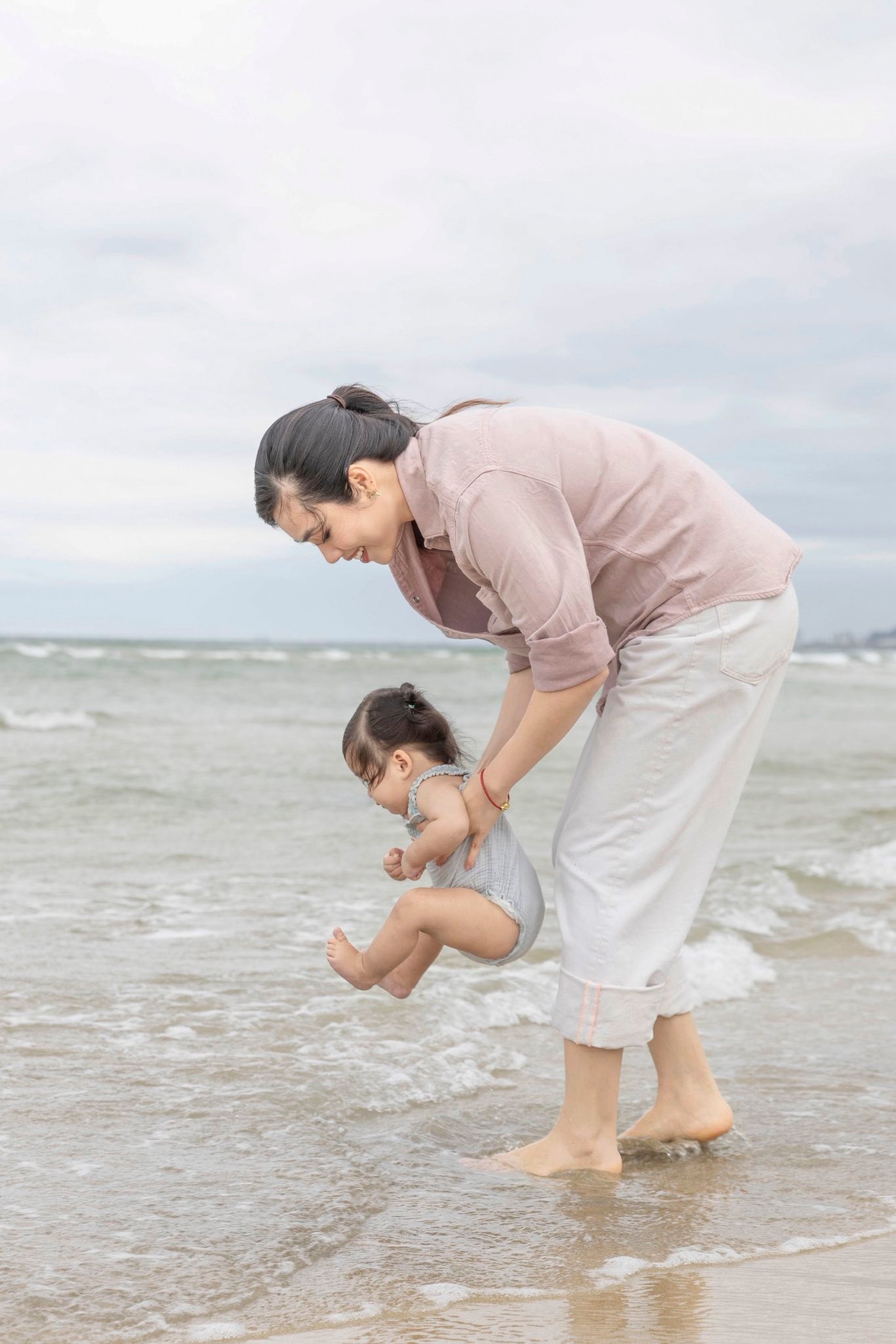 Á hậu Hoàng My đưa con gái về Việt Nam, ái nữ xinh như thiên thần gây sốt mạng- Ảnh 4.