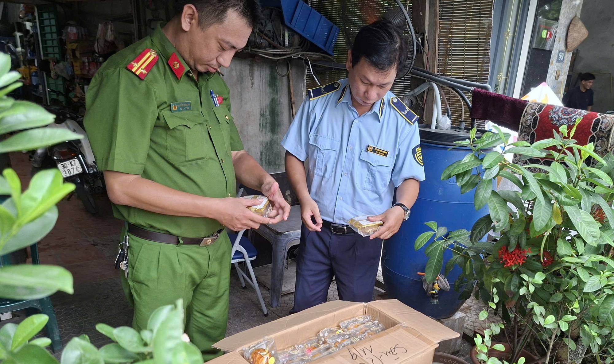 Hà Nội phát hiện 1.664 bánh trung thu không rõ nguồn gốc suýt lọt ra thị trường: Người mua chớ dại rước về!- Ảnh 2.