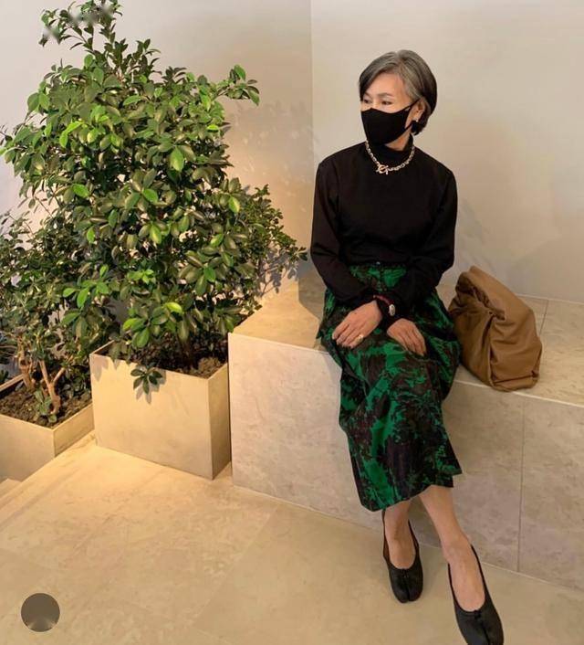 Học bí kíp mặc đẹp từ fashionista 70+ “đỉnh của chóp”: Vừa sang trọng vừa trẻ trung, lại toát ra khí chất quý phái- Ảnh 20.