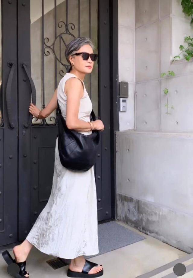 Học bí kíp mặc đẹp từ fashionista 70+ “đỉnh của chóp”: Vừa sang trọng vừa trẻ trung, lại toát ra khí chất quý phái- Ảnh 16.