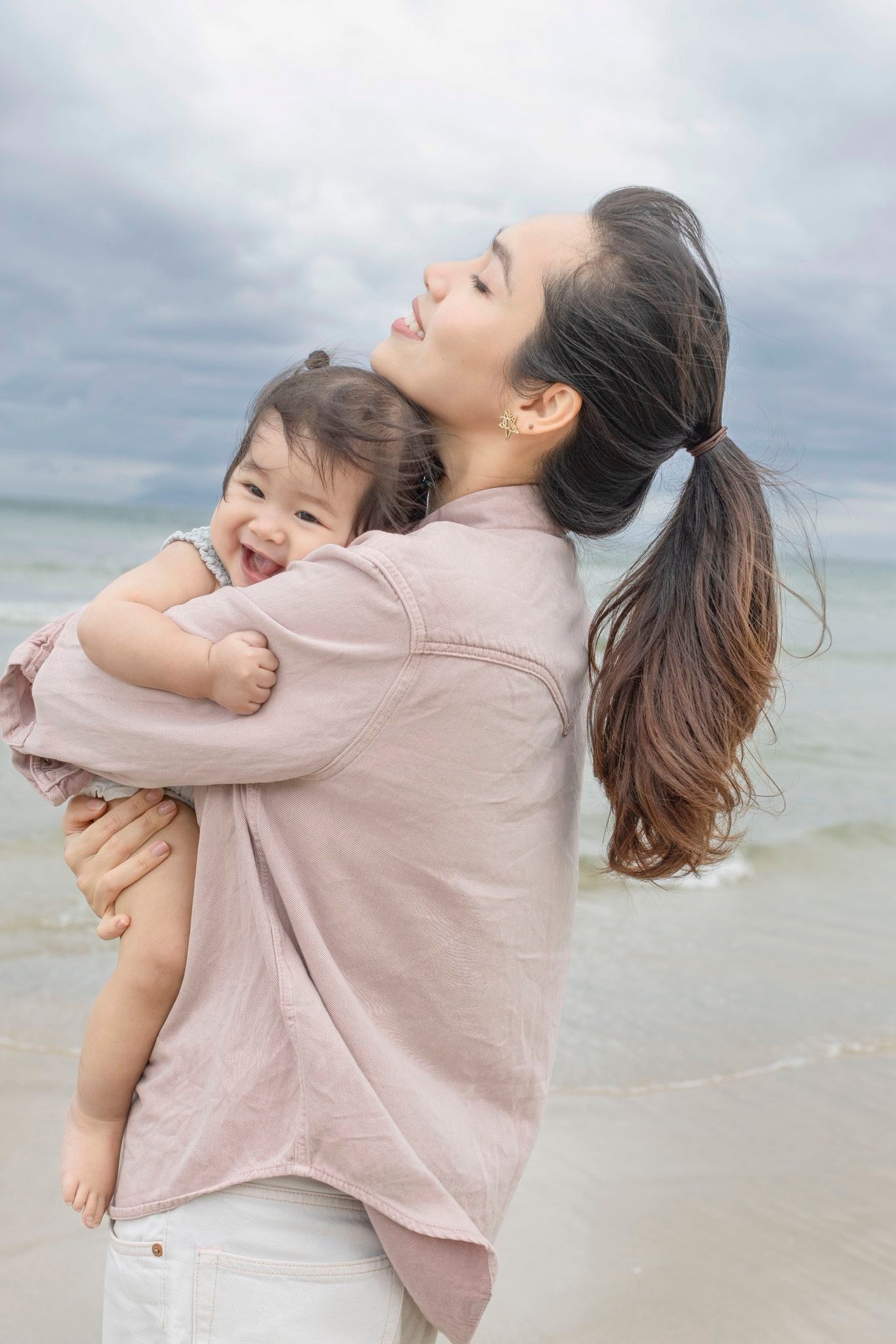 Á hậu Hoàng My đưa con gái về Việt Nam, ái nữ xinh như thiên thần gây sốt mạng- Ảnh 5.