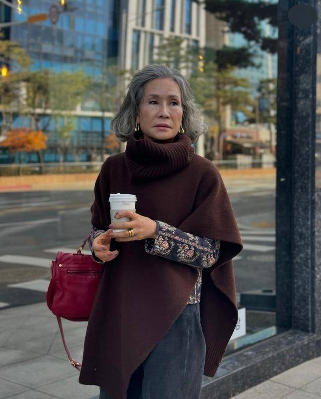 Học bí kíp mặc đẹp từ fashionista 70+ “đỉnh của chóp”: Vừa sang trọng vừa trẻ trung, lại toát ra khí chất quý phái- Ảnh 15.