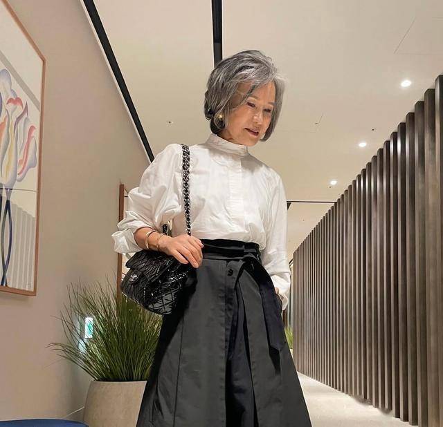 Học bí kíp mặc đẹp từ fashionista 70+ “đỉnh của chóp”: Vừa sang trọng vừa trẻ trung, lại toát ra khí chất quý phái- Ảnh 10.
