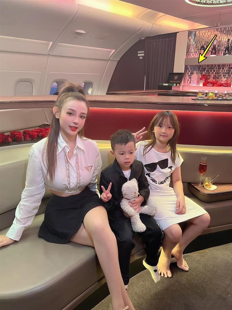 Hot girl Vbiz từ bỏ hào quang, lấy chồng đại gia, sống trong biệt thự trăm tỷ, U40 nhìn như chị gái của con trai- Ảnh 4.