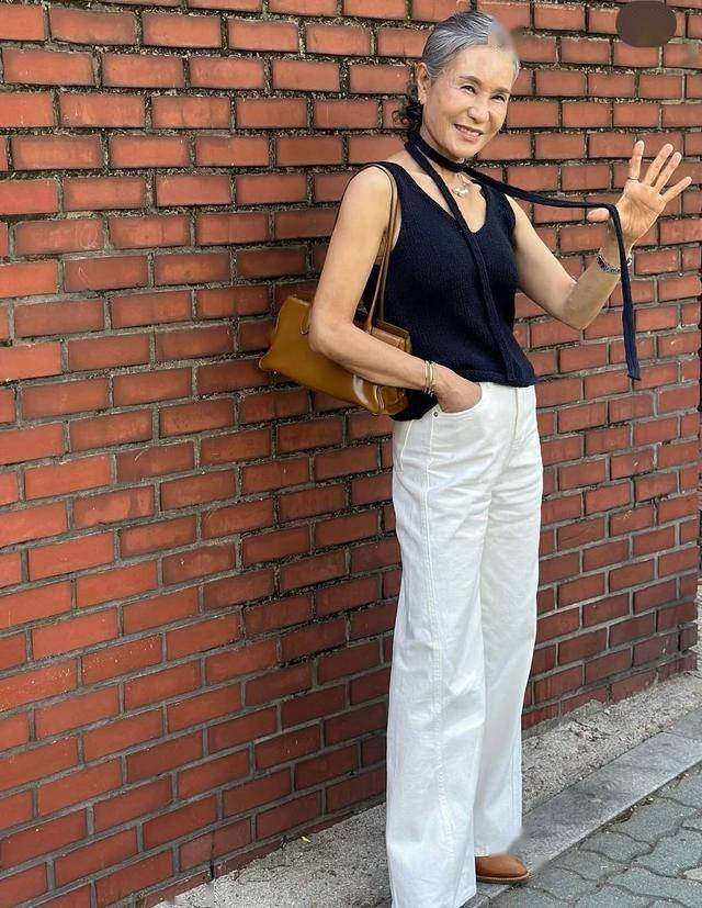 Học bí kíp mặc đẹp từ fashionista 70+ “đỉnh của chóp”: Vừa sang trọng vừa trẻ trung, lại toát ra khí chất quý phái- Ảnh 11.