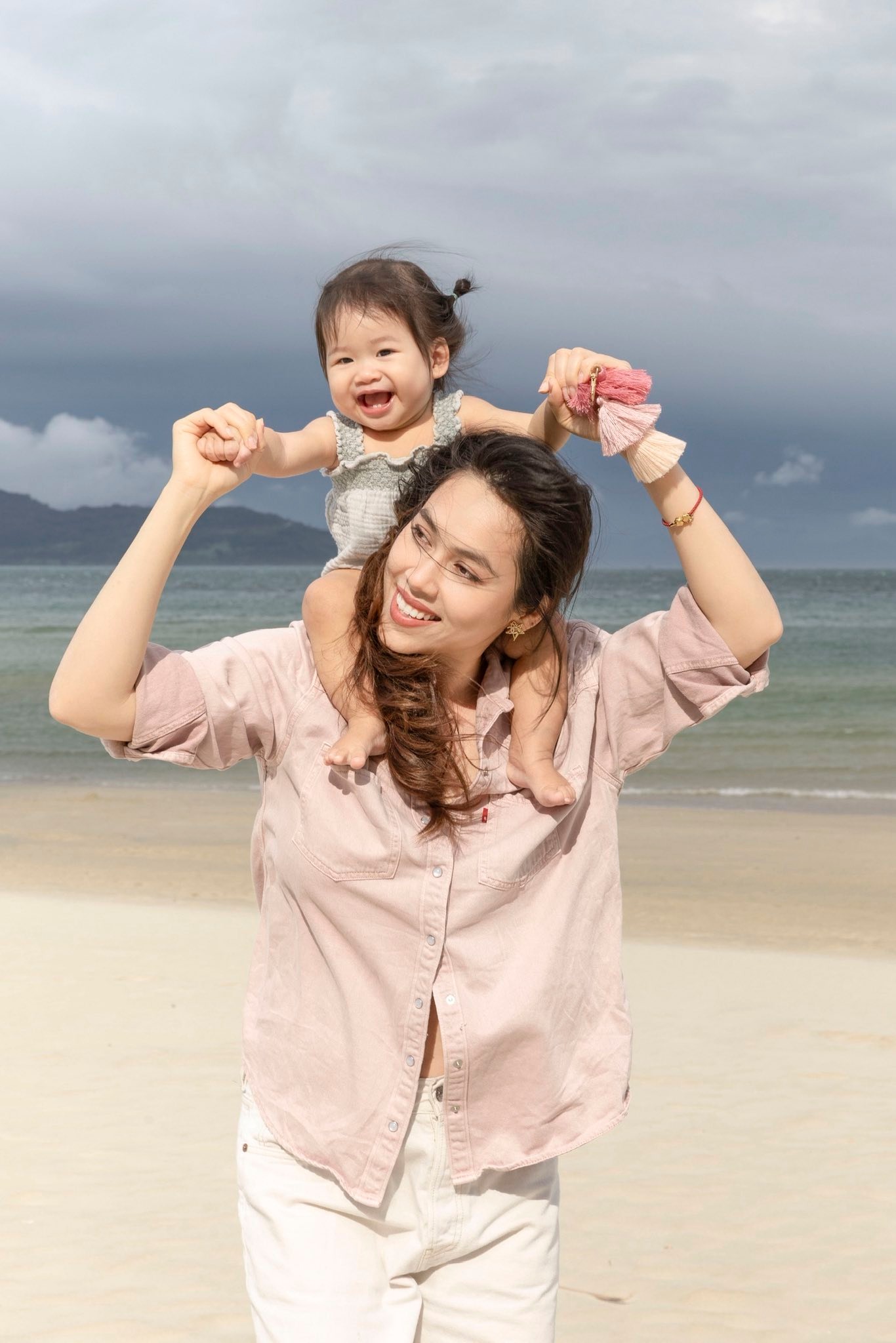 Á hậu Hoàng My đưa con gái về Việt Nam, ái nữ xinh như thiên thần gây sốt mạng- Ảnh 2.