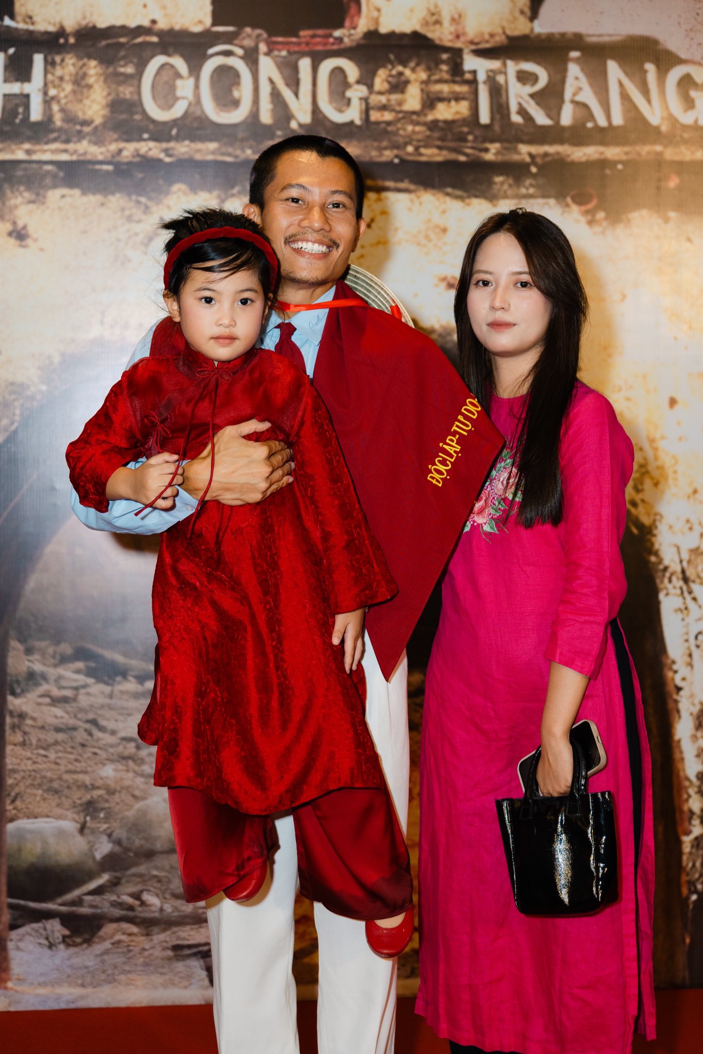 Chuyện t&igrave;nh &ldquo;cảm lạnh&rdquo; của đội trưởng Tạ trong Mưa Đỏ v&agrave; c&ocirc; em kh&oacute;a dưới- Ảnh 1.