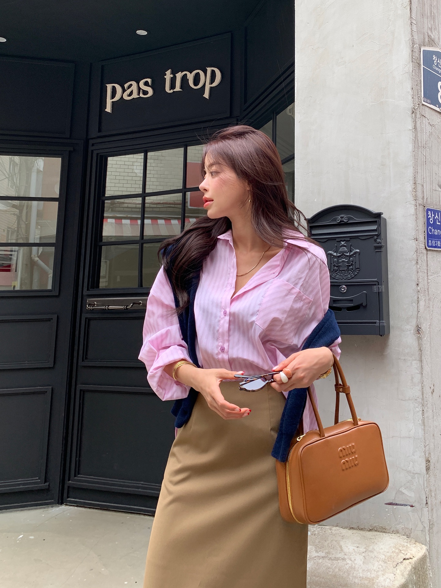 Mùa thu mặc chân váy dài là quá chuẩn: 10 cách phối đồ giúp chị em đi đâu cũng được khen sành điệu- Ảnh 3.