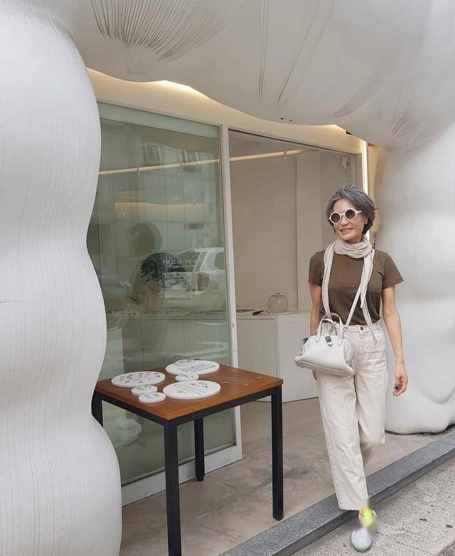 Học bí kíp mặc đẹp từ fashionista 70+ “đỉnh của chóp”: Vừa sang trọng vừa trẻ trung, lại toát ra khí chất quý phái- Ảnh 13.