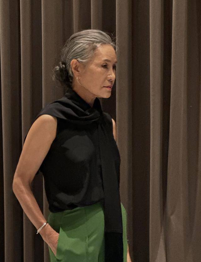 Học bí kíp mặc đẹp từ fashionista 70+ “đỉnh của chóp”: Vừa sang trọng vừa trẻ trung, lại toát ra khí chất quý phái- Ảnh 2.
