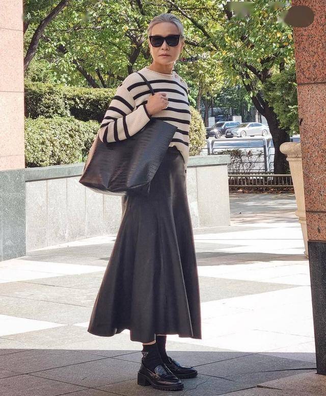 Học bí kíp mặc đẹp từ fashionista 70+ “đỉnh của chóp”: Vừa sang trọng vừa trẻ trung, lại toát ra khí chất quý phái- Ảnh 21.