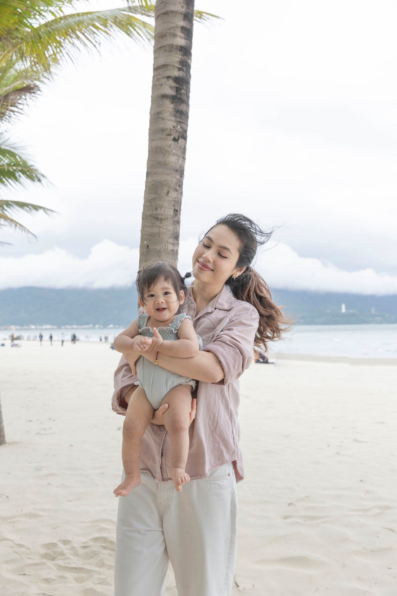 Á hậu Hoàng My đưa con gái về Việt Nam, ái nữ xinh như thiên thần gây sốt mạng- Ảnh 8.