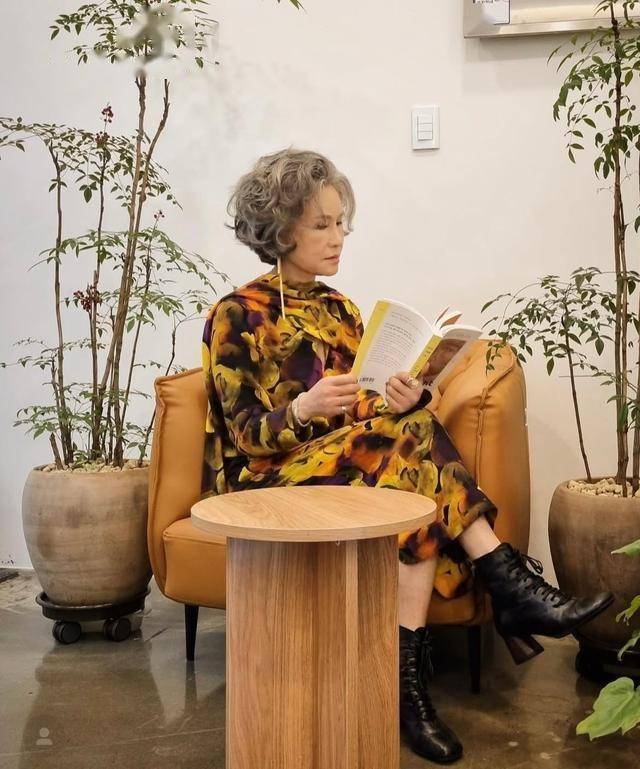 Học bí kíp mặc đẹp từ fashionista 70+ “đỉnh của chóp”: Vừa sang trọng vừa trẻ trung, lại toát ra khí chất quý phái- Ảnh 18.