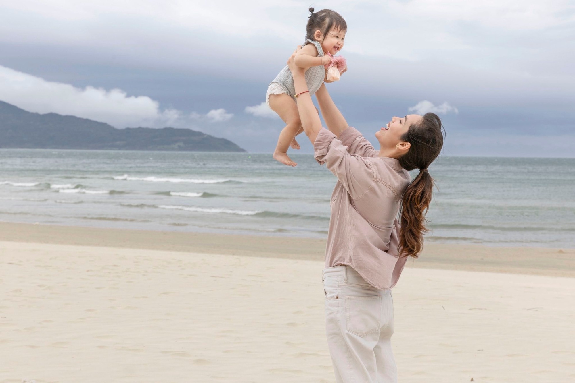 Á hậu Hoàng My đưa con gái về Việt Nam, ái nữ xinh như thiên thần gây sốt mạng- Ảnh 6.