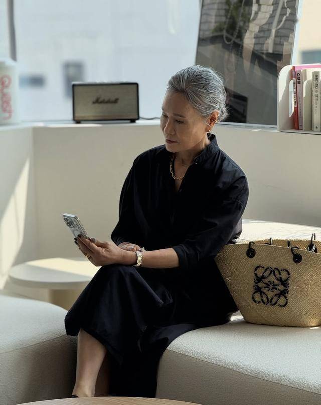 Học bí kíp mặc đẹp từ fashionista 70+ “đỉnh của chóp”: Vừa sang trọng vừa trẻ trung, lại toát ra khí chất quý phái- Ảnh 3.
