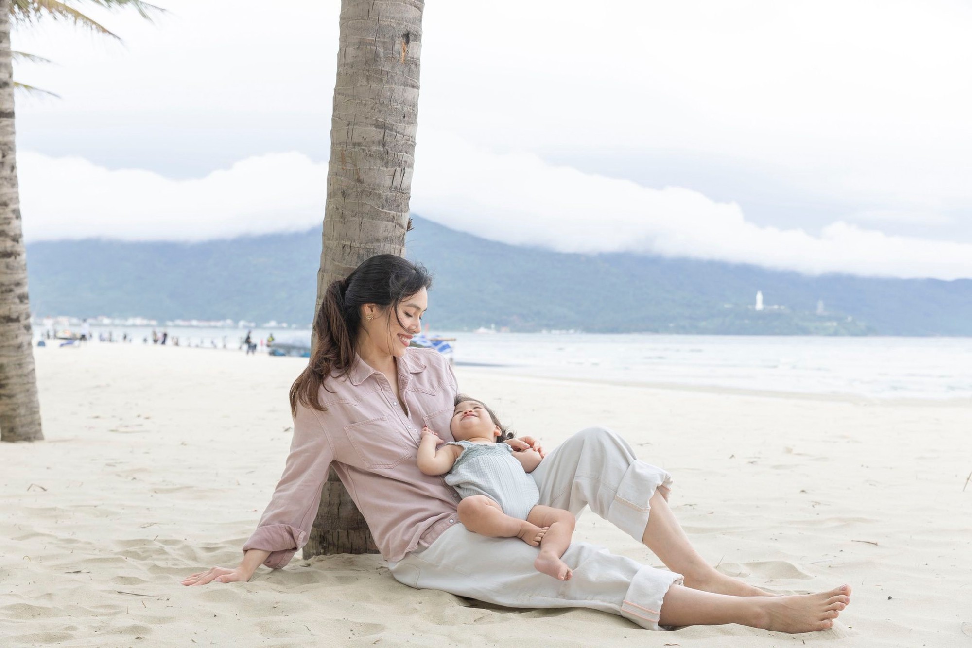 Á hậu Hoàng My đưa con gái về Việt Nam, ái nữ xinh như thiên thần gây sốt mạng- Ảnh 7.